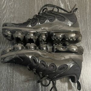 GENTLY USED Vapor Max Sz7